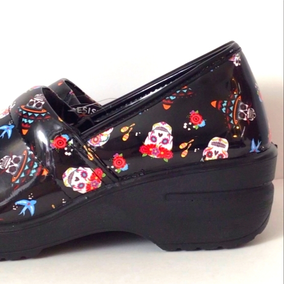 Easy Street Laurie Slip Resistant Clogs Shoes Skull Pattern - Picture 3 of 9